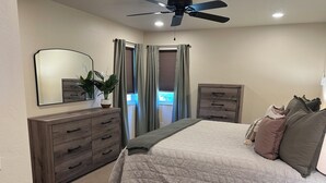 2 bedrooms, iron/ironing board, WiFi, bed sheets - The Outback Cabin. With jaw dropping mountain views and Private space (Columbia Falls)