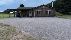 Exterior - The Outback Cabin. With jaw dropping mountain views and Private space (Columbia Falls)