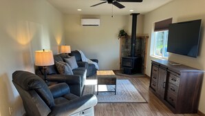 TV - The Outback Cabin. With jaw dropping mountain views and Private space (Columbia Falls)