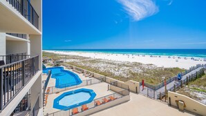 Ein Resort mit Poolbereich, Zugang zum Strand und Blick auf den Ozean.