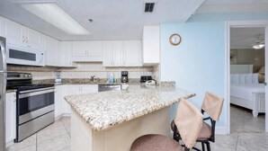 Condo, 2 quartos | Cozinha privada | Cafeteira/chaleira, geladeira, fogão