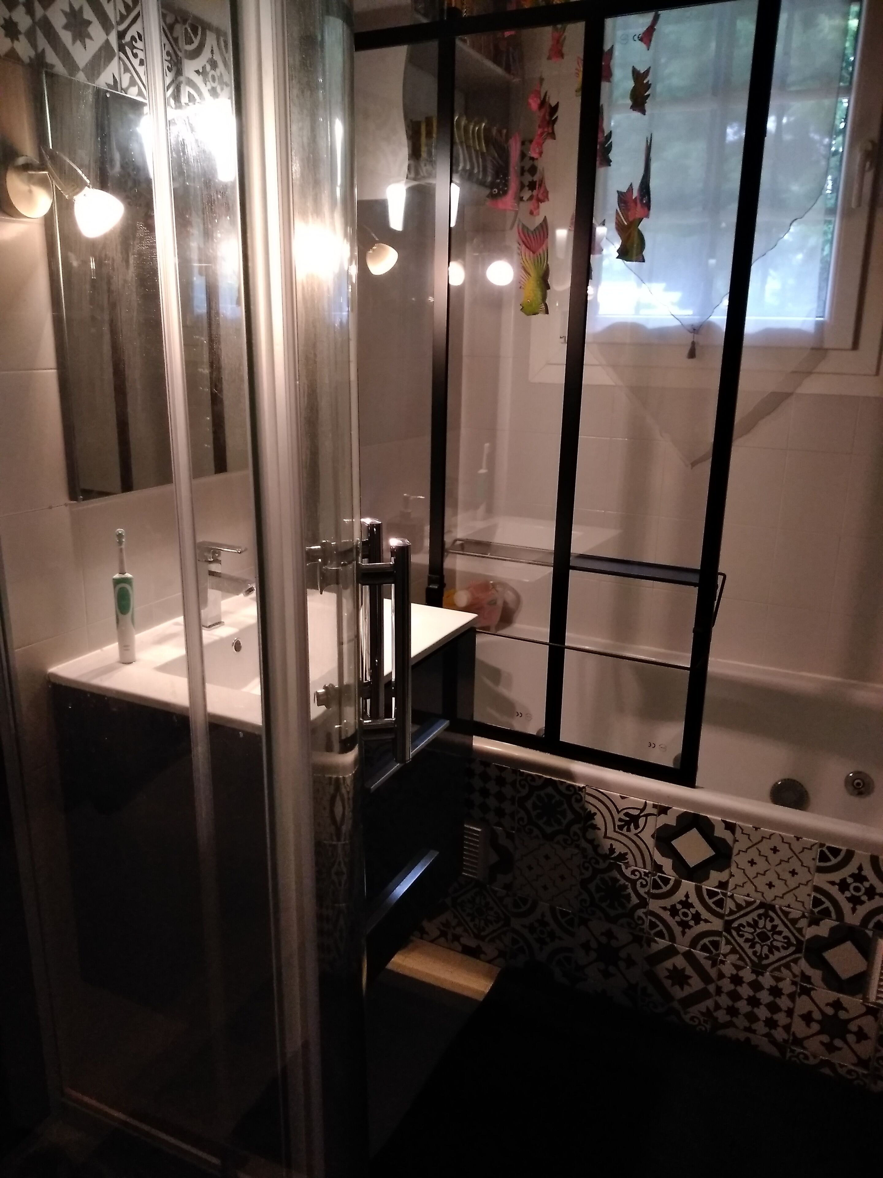 Een douche, een haardroger, handdoeken, zeep