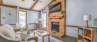 Near Dining & MEM - Hickory Hill Home