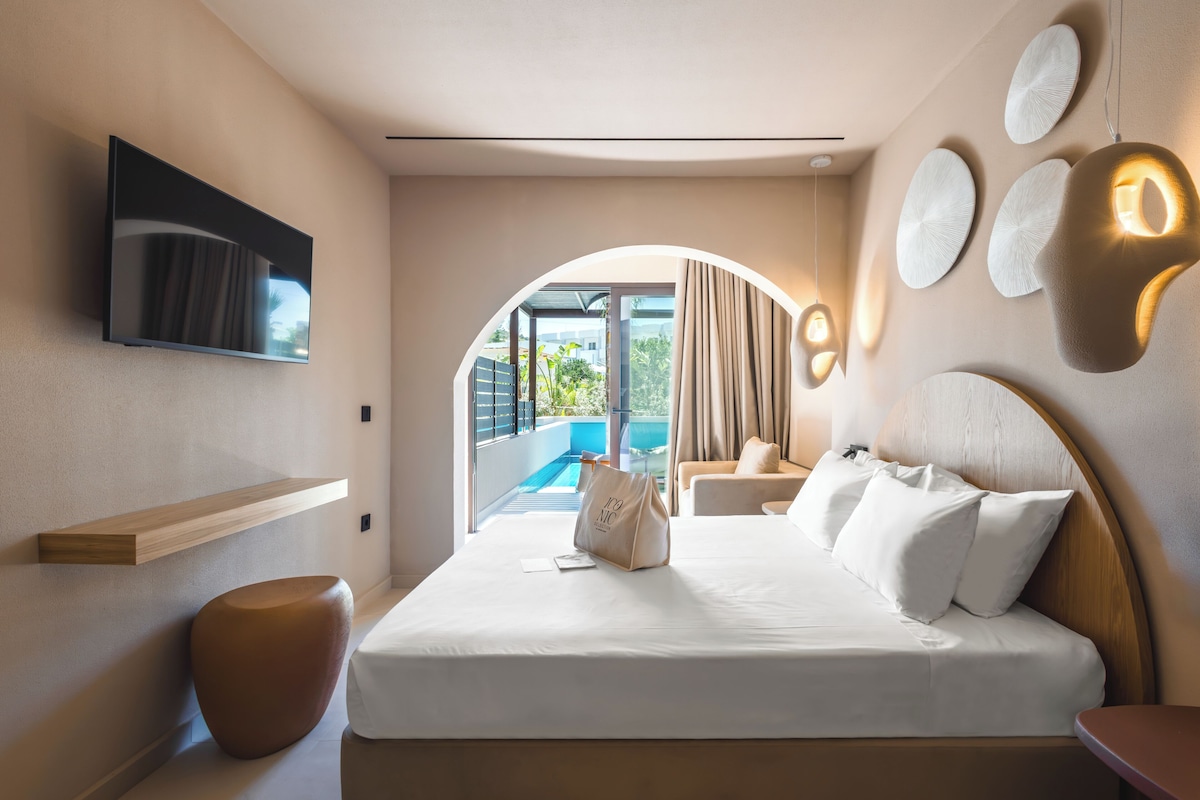 Junior-Suite, eigener Pool, Gartenblick | Zimmersafe, Verdunkelungsvorhänge, schallisolierte Zimmer