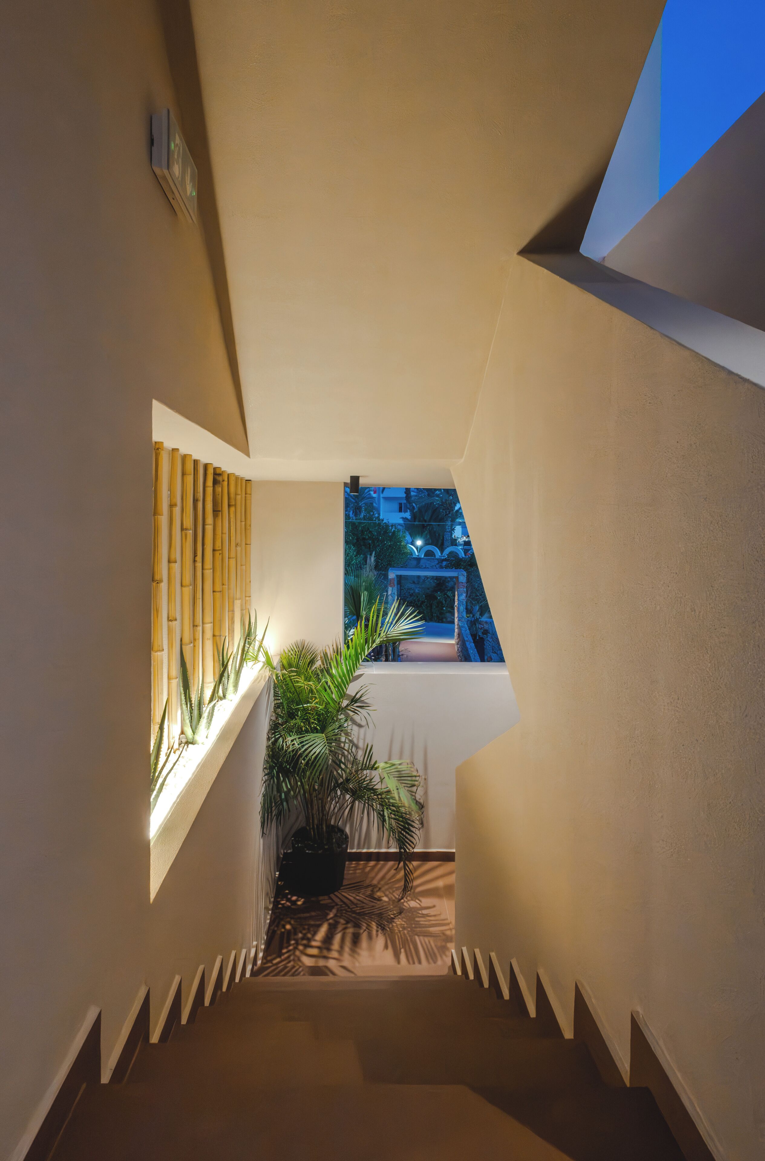 Ein modernes Interieur mit einer Treppe zu einem Balkon.