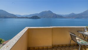 Ein Balkon mit Blick auf einen See und Berge.