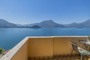 Ein Balkon mit Blick auf einen See und Berge.
