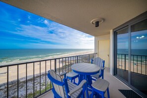 Ein Balkon mit Blick auf Strand und Meer.