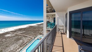 Un balcone con vista sulla spiaggia e sulla piscina.
