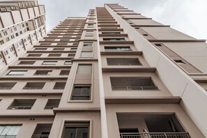 A high-rise building with multiple balconies and windows. - Maison (São Paulo)