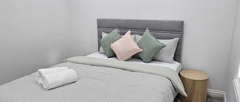 4 bedrooms, iron/ironing board, WiFi, bed sheets