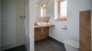 House, Mountain View | Bathroom | Shower, free toiletries, hair dryer, towels