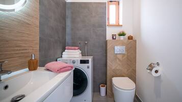 Chalet, 2 habitaciones, vista a la montaña | Baño | Regadera, regadera tipo lluvia, amenidades de baño gratuitas