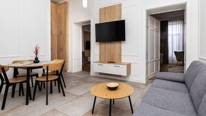 Living area - Central View Garden - Ultra Central in Oradea • Fast WiFi • Self Check-in • AC (Oradea)