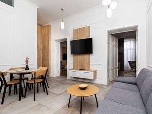 Living area - Central View Garden - Ultra Central in Oradea • Fast WiFi • Self Check-in • AC (Oradea)