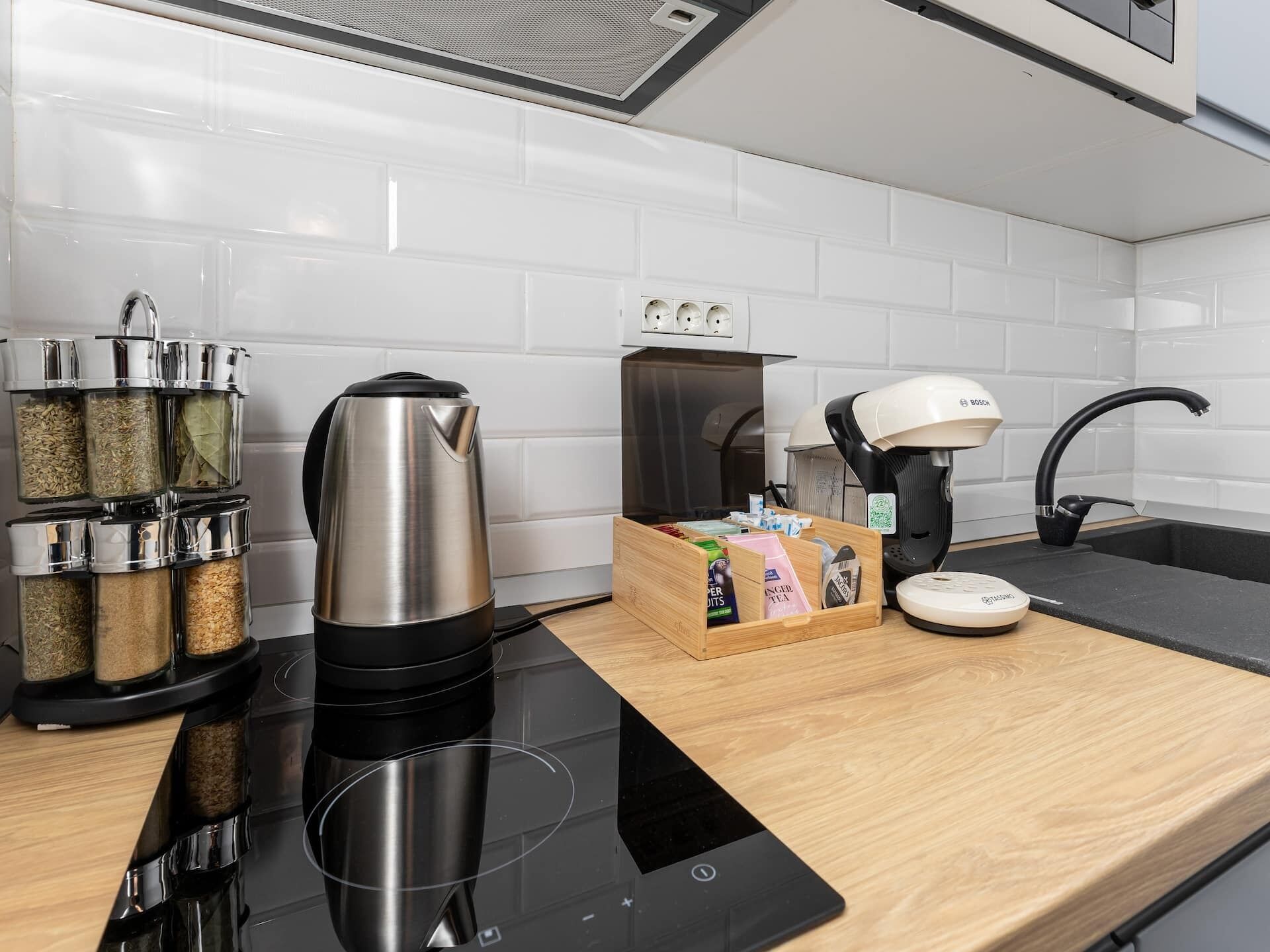 Wasserkocher mit Kaffee-/Teezubehör, Kühlschrank, Mikrowelle, Herdplatte