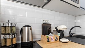 Private kitchen - Central View Garden - Ultra Central in Oradea • Fast WiFi • Self Check-in • AC (Oradea)