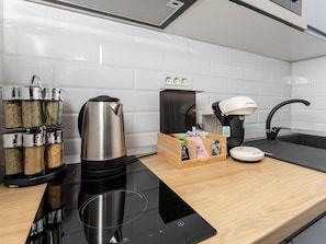 Coffee/tea maker, fridge, microwave, stovetop