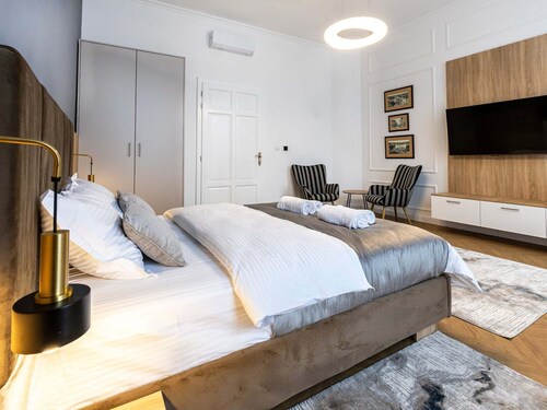 Central View Garden - Ultra Central in Oradea • Fast WiFi • Self Check-in • AC