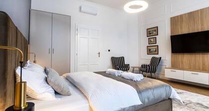 Central View Garden - Ultra Central in Oradea • Fast WiFi • Self Check-in • AC
