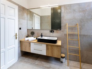 Bathroom - Central View Garden - Ultra Central in Oradea • Fast WiFi • Self Check-in • AC (Oradea)