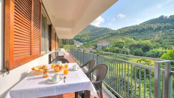 Apartemen Keluarga, 2 kamar tidur, balkon (Il Paradiso è Qui! Nel silenzio col) | Tempat makan outdoor