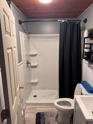 Shower, towels, soap, toilet paper - Historic 1950 Home On the River Downtown Gatlinburg (Gatlinburg)