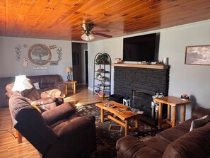 Living area - Historic 1950 Home On the River Downtown Gatlinburg (Gatlinburg)