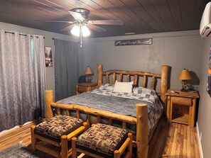 Internet, bed sheets - Historic 1950 Home On the River Downtown Gatlinburg (Gatlinburg)