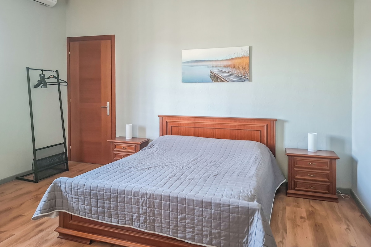 Habitación | Tabla de planchar con plancha, wifi gratis, ropa de cama