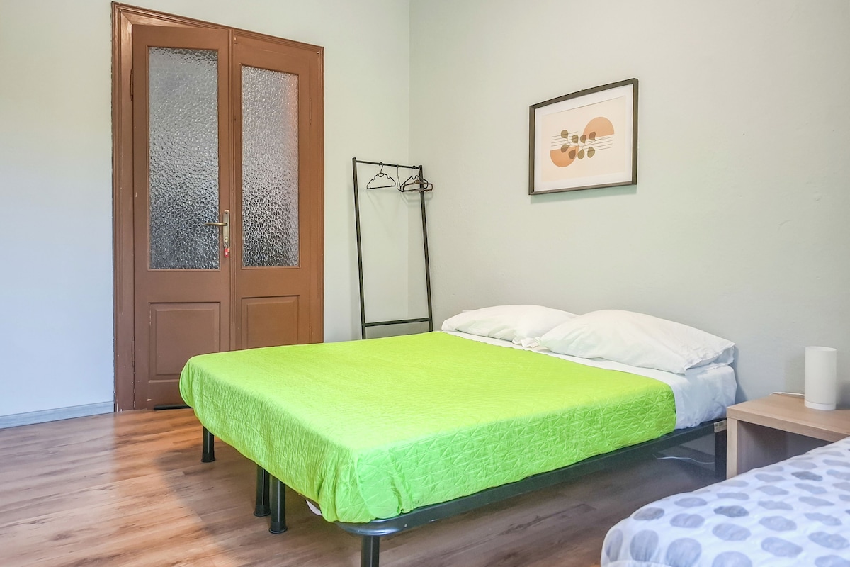 Habitación | Tabla de planchar con plancha, wifi gratis, ropa de cama