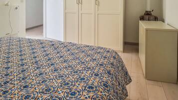 Condo | Tabla de planchar con plancha, wifi gratis y ropa de cama