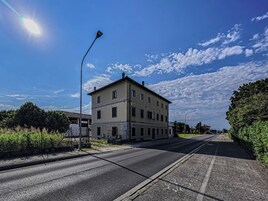 Un edificio de dos pisos con techo plano y entrada central.