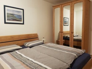 Room - Apartment 'Fewo Tenge EG Links' with Covered Terrace, Private Garden and Wi-Fi (Wangerland)