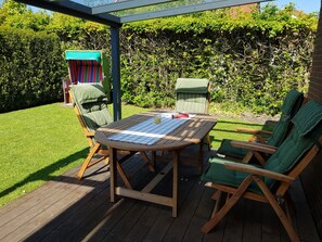 Outdoor dining - Apartment 'Fewo Tenge EG Links' with Covered Terrace, Private Garden and Wi-Fi (Wangerland)