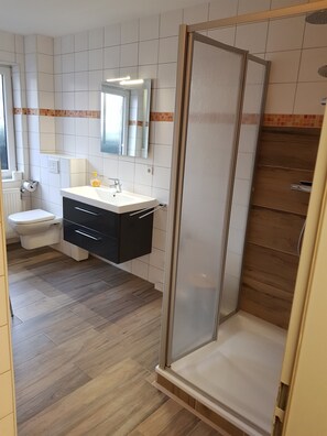 Bathroom - Apartment 'Fewo Tenge EG Links' with Covered Terrace, Private Garden and Wi-Fi (Wangerland)