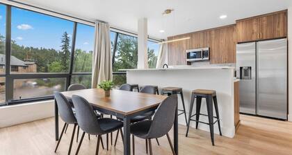 Modern Stay in the Heart of Evergreen!