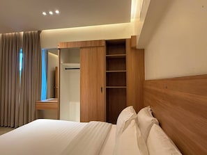 Tabla de planchar con plancha, wifi, ropa de cama