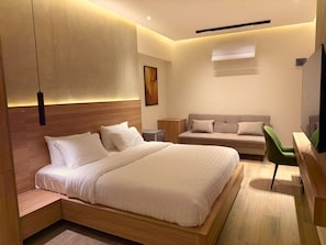 Tabla de planchar con plancha, wifi, ropa de cama