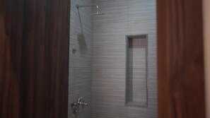 Ducha, artículos de tocador gratuitos, secador de pelo, pantuflas