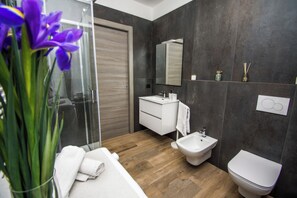 Bathroom - Cozy apartment with a panoramic terrace overlooking the Langhe (Borgonovo)