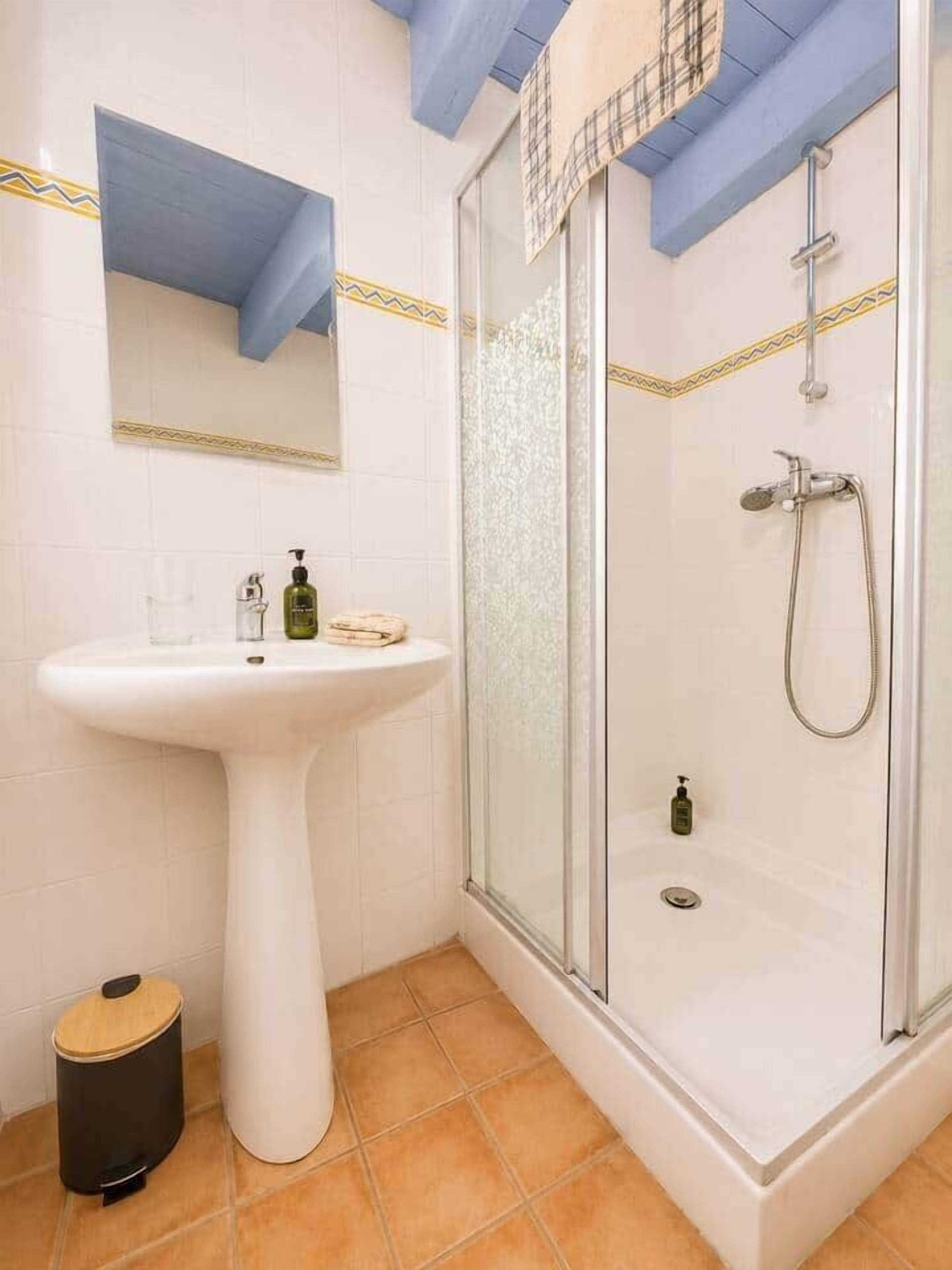 Douche, sèche-cheveux, serviettes fournies, savon