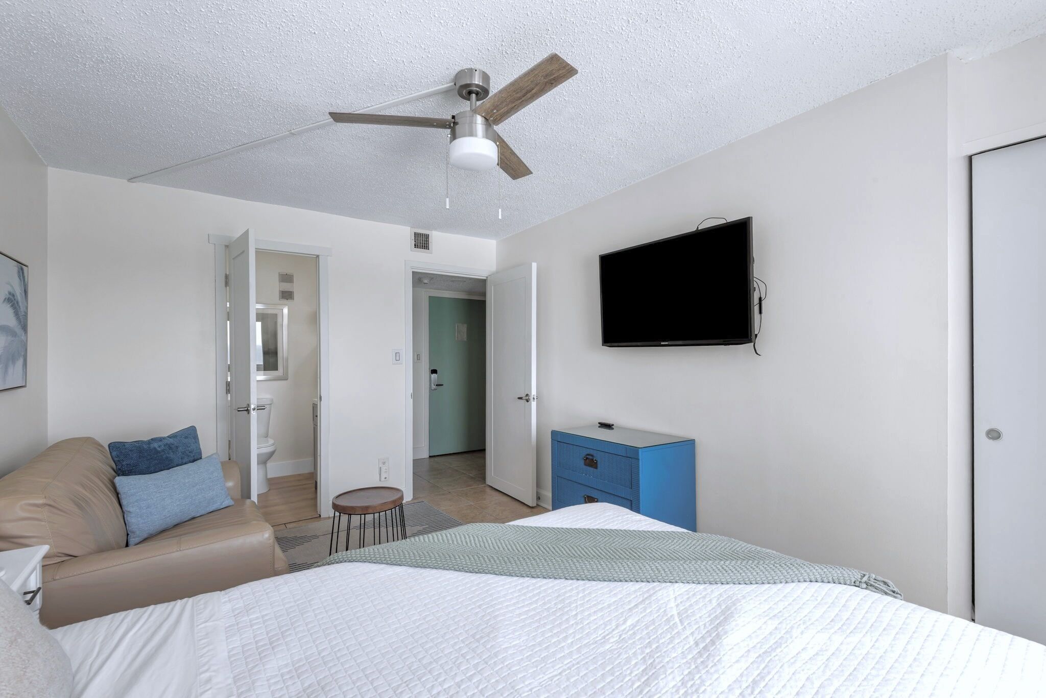 2 bedrooms, desk, iron/ironing board, WiFi (free)