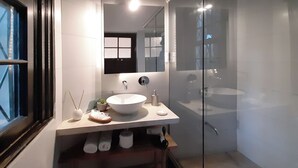 Secador de pelo, toallas, jabón, shampoo