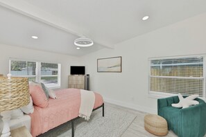 Iron/ironing board, WiFi, bed sheets - Charming 3/2 house in St. Petersburg within 2 miles of Madeira Beach Access (St. Petersburg)