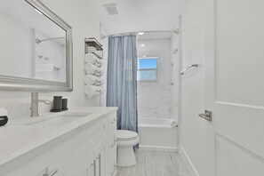 Shower, hair dryer, towels, soap - Charming 3/2 house in St. Petersburg within 2 miles of Madeira Beach Access (St. Petersburg)