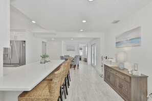 Dining - Charming 3/2 house in St. Petersburg within 2 miles of Madeira Beach Access (St. Petersburg)