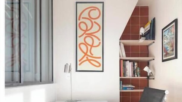 A modern office space with a white desk, black office chair, and a large abstract artwork on the wall. - Cocon cosy et lumineux · 1BDR · Bastille (Paris)