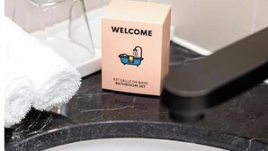 A bathroom sink with a towel and a welcome sign. - Cocon cosy et lumineux · 1BDR · Bastille (Paris)