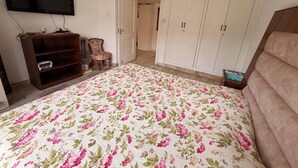 2 bedrooms, iron/ironing board, WiFi, bed sheets - Peaceful Luxury 2 BR Retreat I Heart OF The City (Chandigarh)